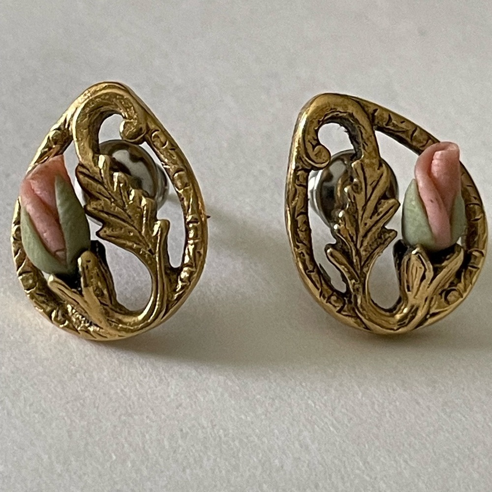 OFFERS WELCOMED Beautiful Gold and Pink Floral Vintage Earrings